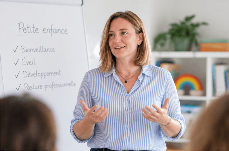 Marie Galopin anime une formation petite enfance devant un tableau
